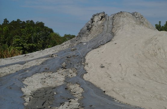 圖21.烏山頂泥火山，噴出後泥漿由口垣缺口順著錐狀邊坡緩緩下流形成泥流。