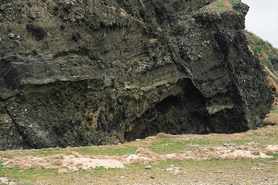 圖4.正斷層，綠島火山碎屑岩與凝灰岩，有小的正斷層錯動。