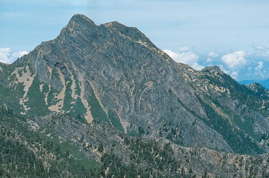 圖 1.玉山東峰南岩壁褶皺構造清晰可見