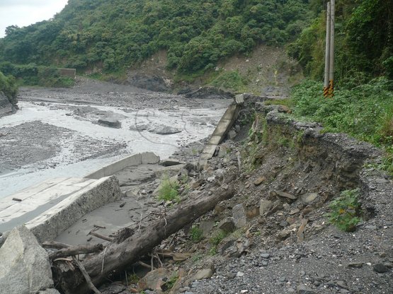 圖12. 太麻里溪金峰鄉嘉蘭村一帶路毀橋斷，至今仍難以修復。