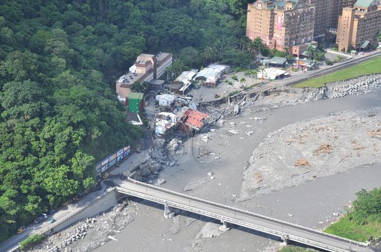 圖21. 知本金帥大飯店莫拉克颱風山洪暴發，溪水沖擊淘空地基，整棟樓房應聲倒塌。