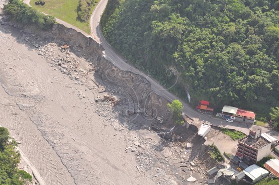 圖25. 知本溪右側西岸河水沖刷湍急，侵蝕路基，淘空道路崩塌毀壞實況。