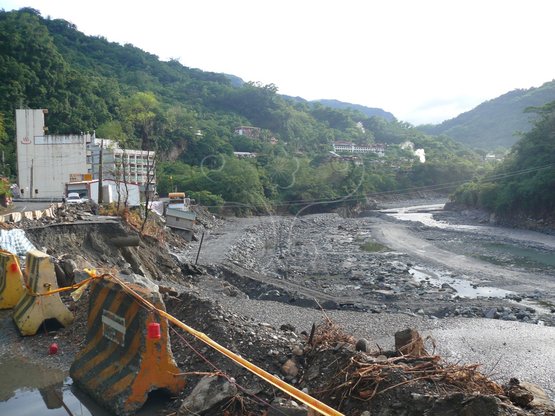 圖26. 知本溪莫拉克颱風過後，河岸道路嚴重破壞之情形。