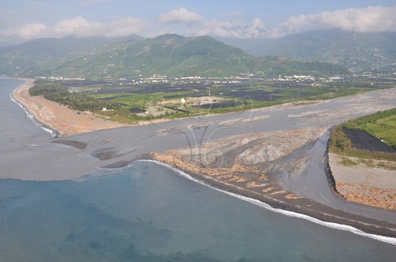 圖27. 知本溪口莫拉克颱風災後，河灘地、海灘到處都是漂流木。