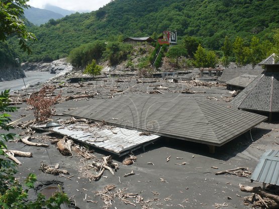 圖28. 紅葉溫泉遊憩區，莫拉克颱風山洪暴發泥流之砂土掩埋及屋簷達2-3公尺高。