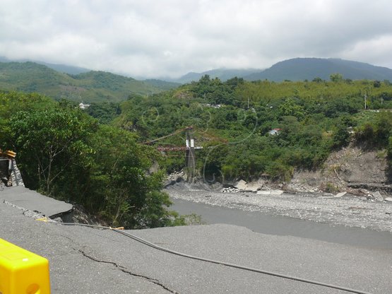 圖30. 鹿野紅葉村鹿鳴橋鹿野溪河岸一帶2009年莫拉克颱風過後道路受損嚴重。