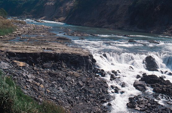 圖5.大甲溪河床由地震斷層所形成的瀑布景觀，河床屬錦水頁岩，岩性軟弱，瀑布後退迅速，終將化為烏有。 