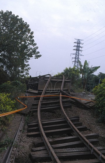 圖1. 集集線鐵路位於車籠埔逆斷層破裂帶擠壓隆起約3公尺鐵軌嚴重變形損壞。