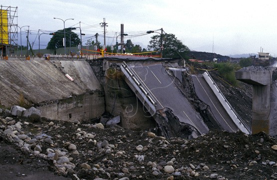 圖12.921地震斷層破裂切過名間-竹山，名竹大橋位於車籠埔斷層地表破裂帶上嚴重毀壞，鄰近區域濁水溪河床急遽改變。